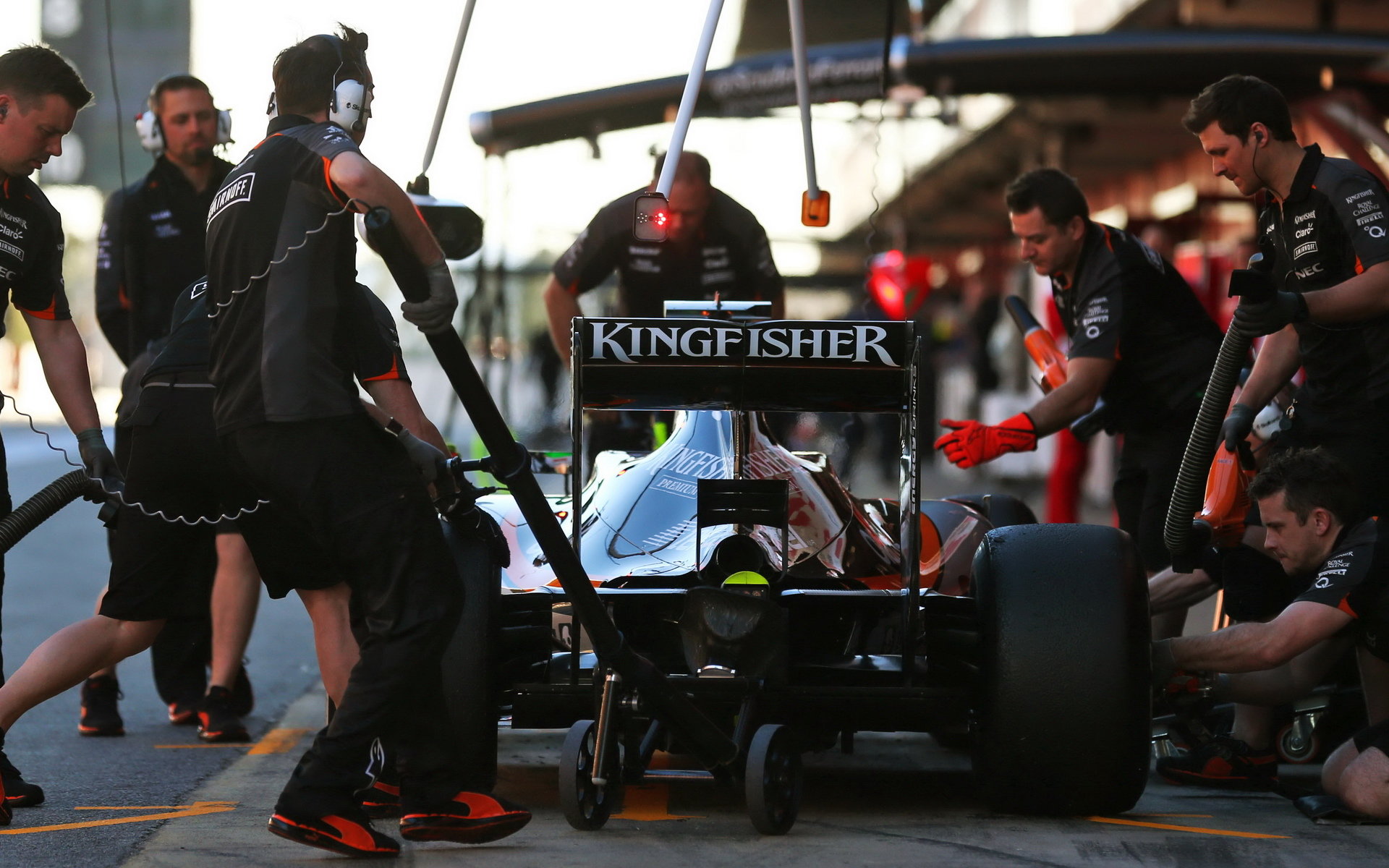 Nico Hülkenberg při zastávce v boxech