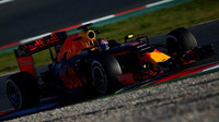 Daniil Kvjat při posledních předsezónních testech v Barceloně s novým vozem Red Bull RB12 - Renault