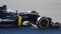 Kevin Magnussen při posledních předsezónních testech v Barceloně s novým vozem Renault RS16