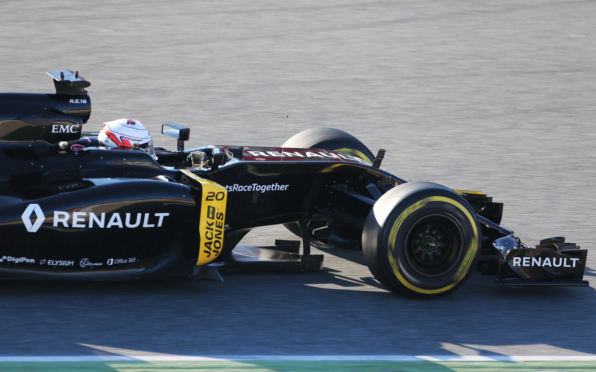 Kevin Magnussen při posledních předsezónních testech v Barceloně s novým vozem Renault RS16