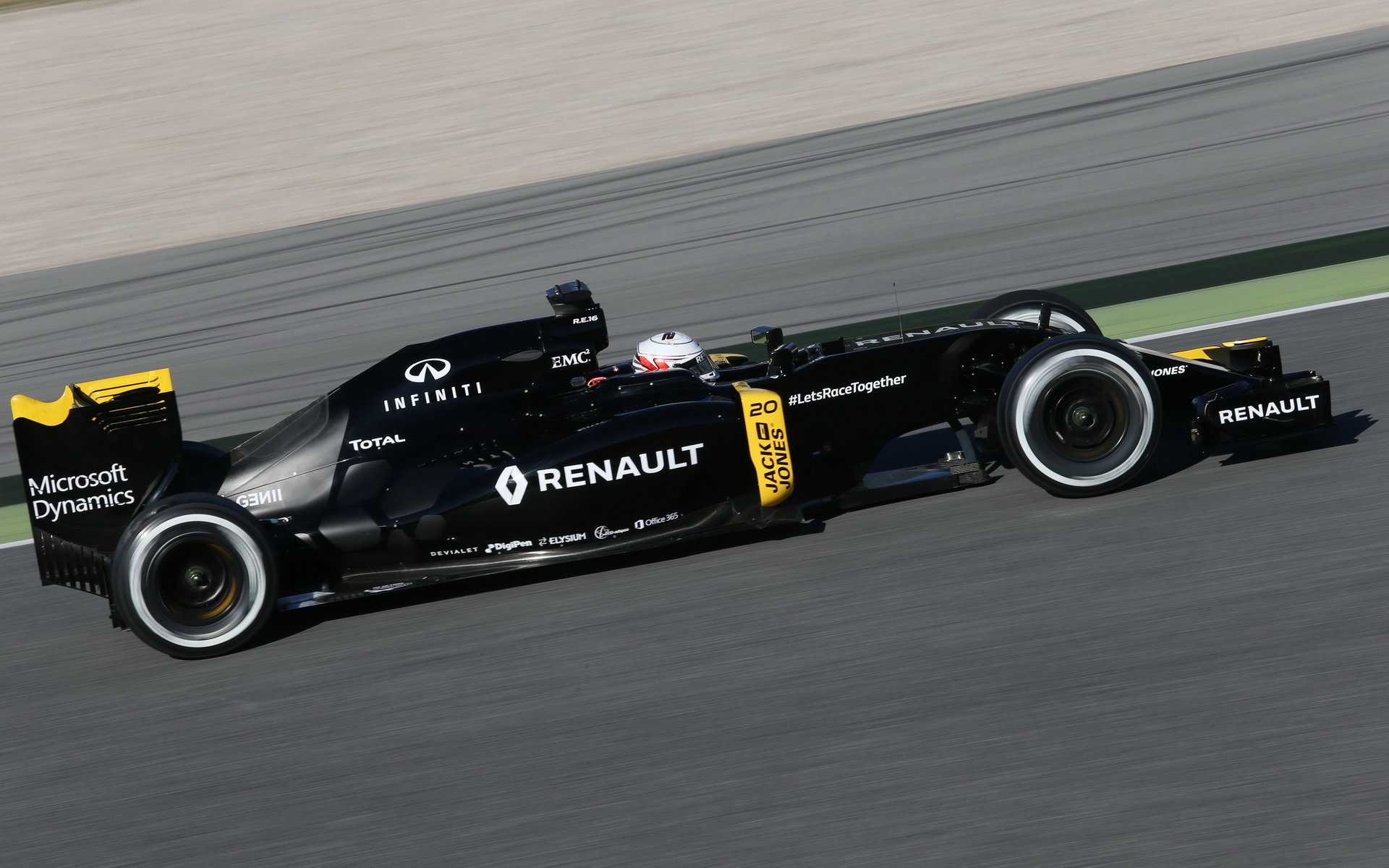 Kevin Magnussen při posledních předsezónních testech v Barceloně s novým vozem Renault RS16