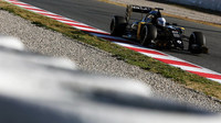 Kevin Magnussen při posledních předsezónních testech v Barceloně s novým vozem Renault RS16