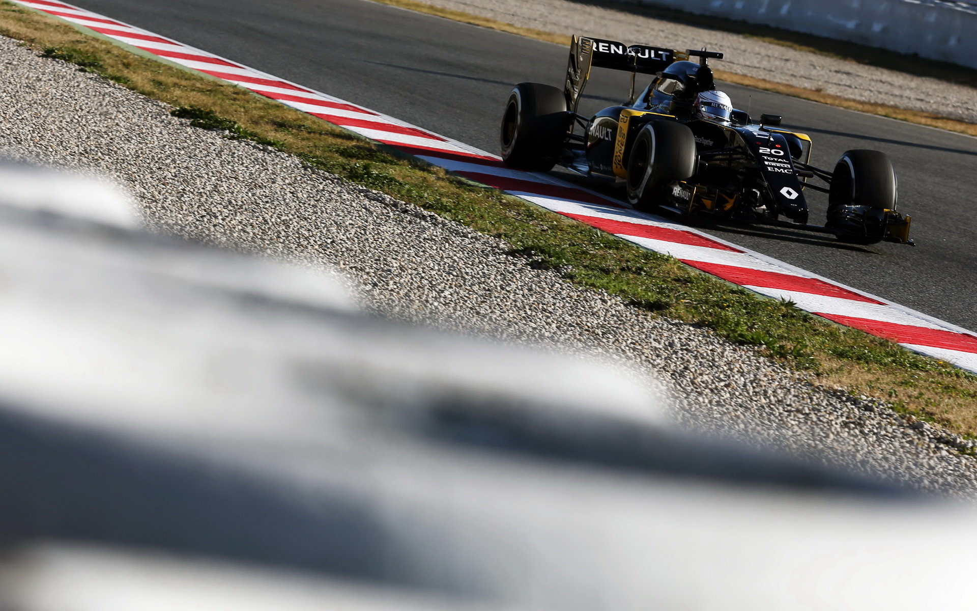 Kevin Magnussen při posledních předsezónních testech v Barceloně s novým vozem Renault RS16