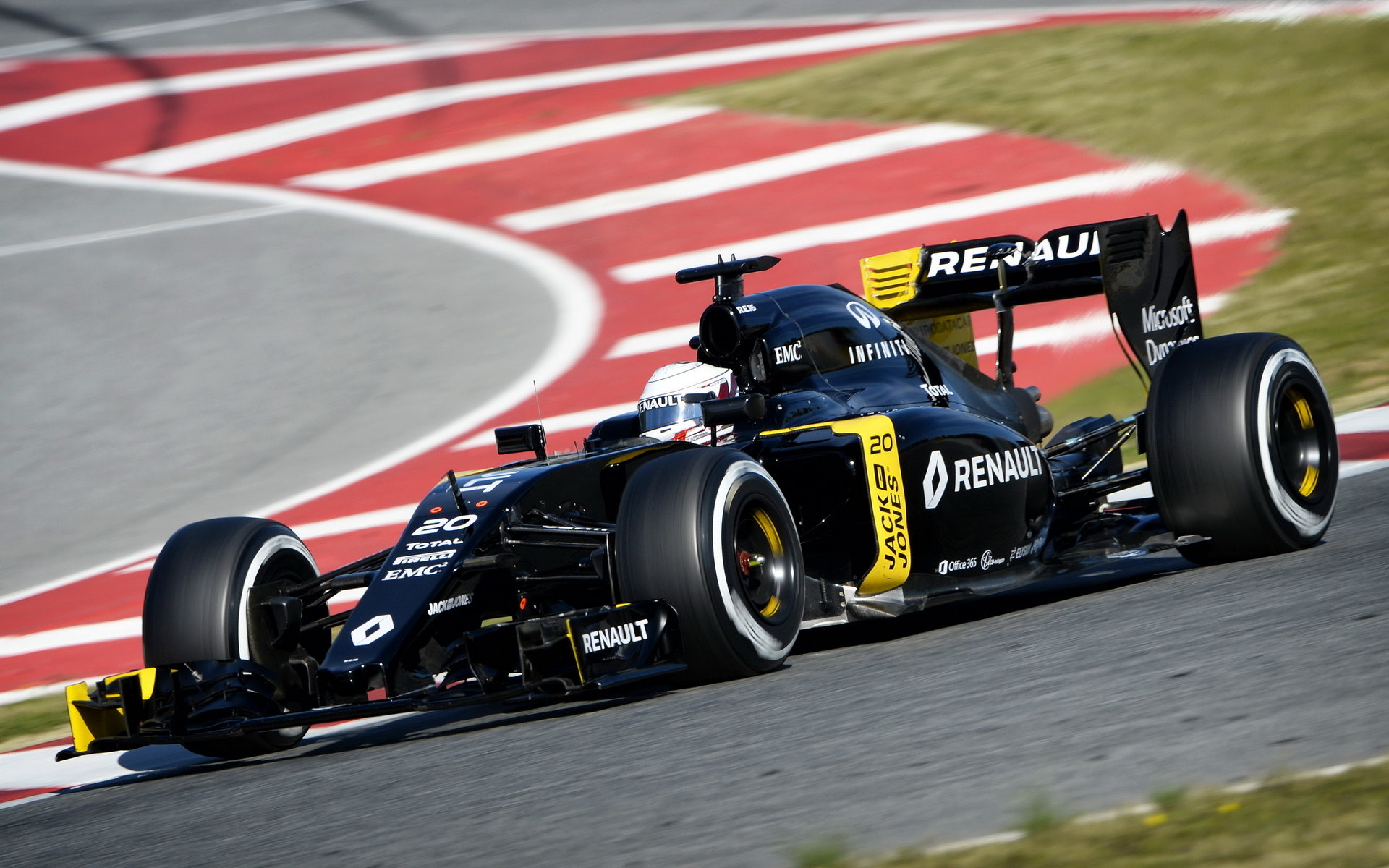 Kevin Magnussen při posledních předsezónních testech v Barceloně s novým vozem Renault RS16