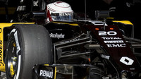 Kevin Magnussen při posledních předsezónních testech v Barceloně