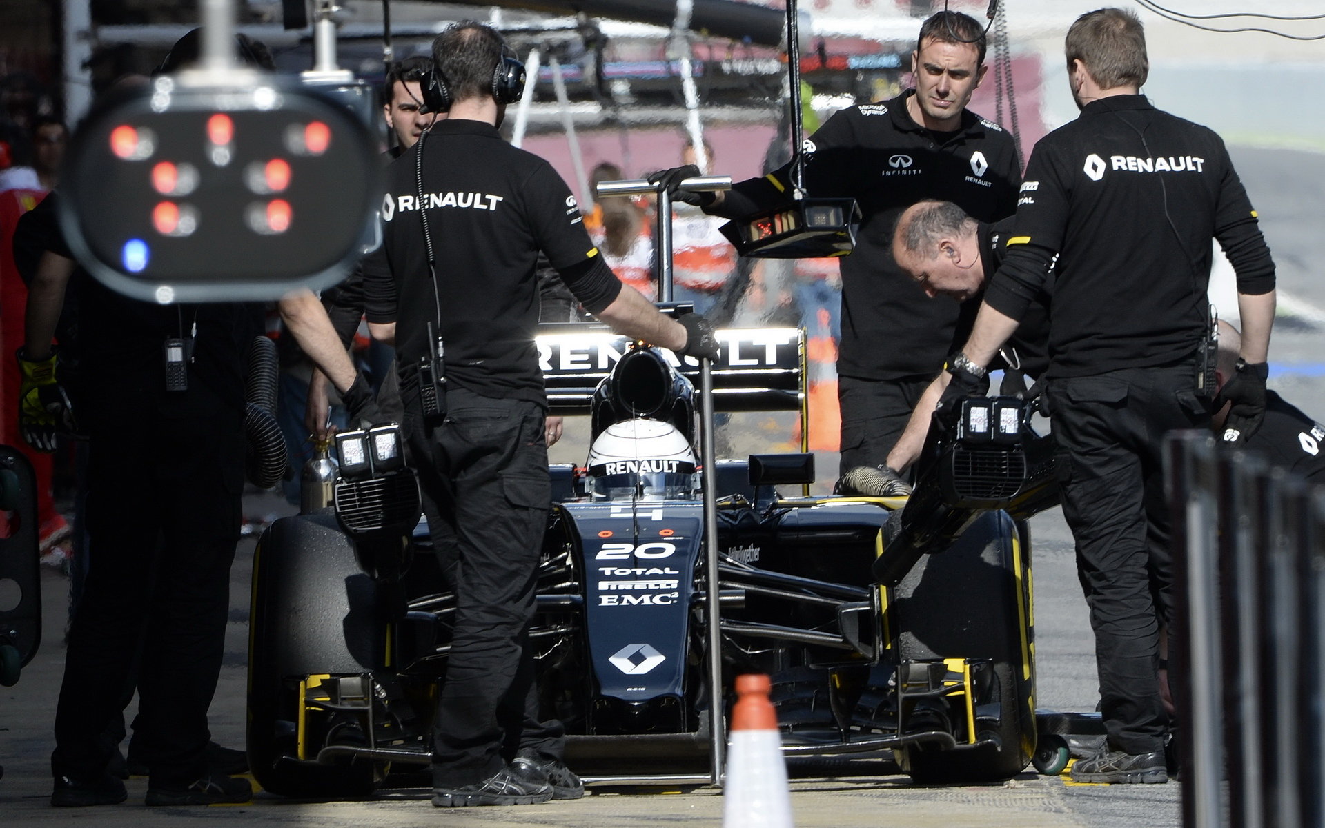 Kevin Magnussen při zastávce v boxech v Barceloně