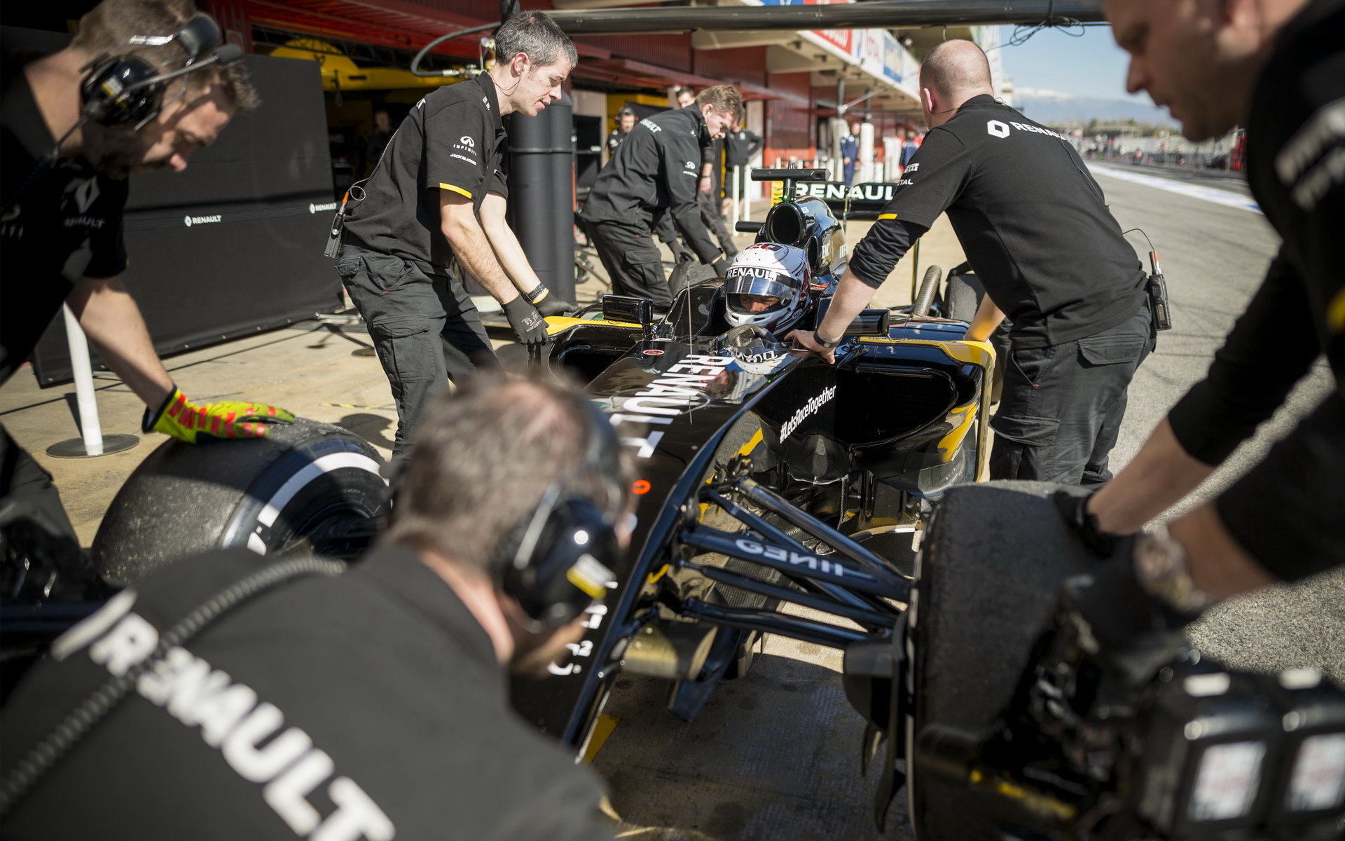 Kevin Magnussen při zastávce v boxech v Barceloně