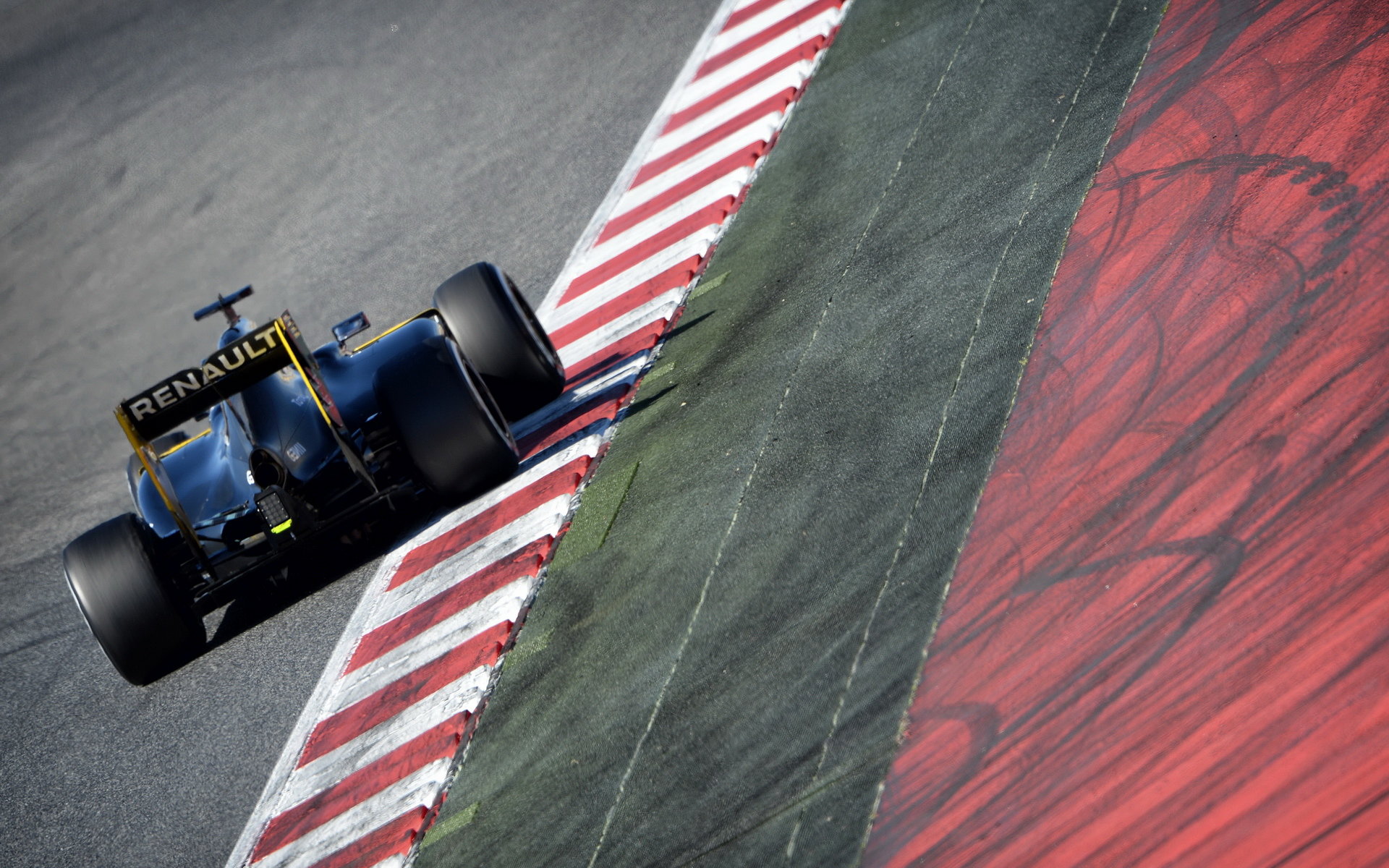 Kevin Magnussen při posledních předsezónních testech v Barceloně s novým vozem Renault RS16