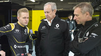 Kevin Magnussen a Bob Bell s výkonným ředitelem Renaultu Jerome Stollem