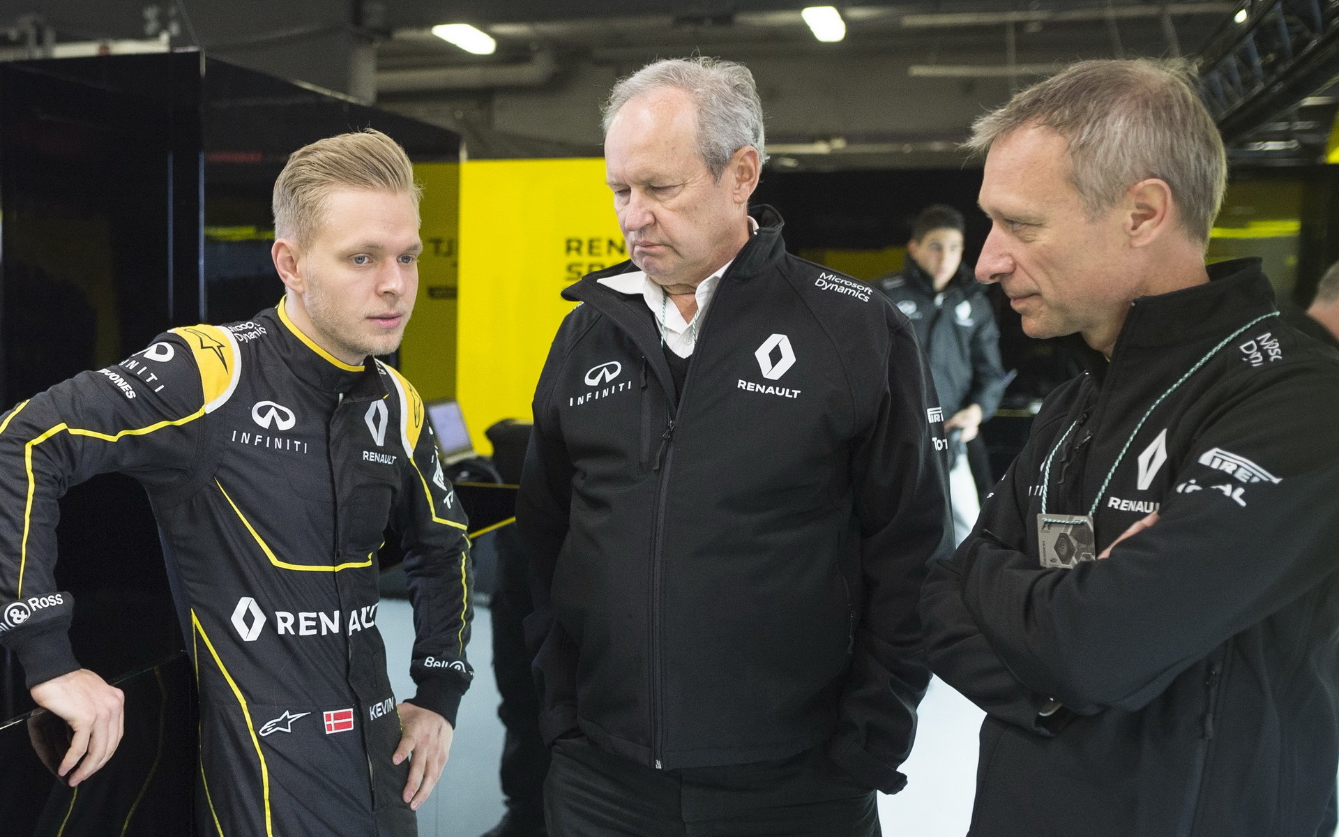 Kevin Magnussen a Bob Bell s výkonným ředitelem Renaultu Jerome Stollem