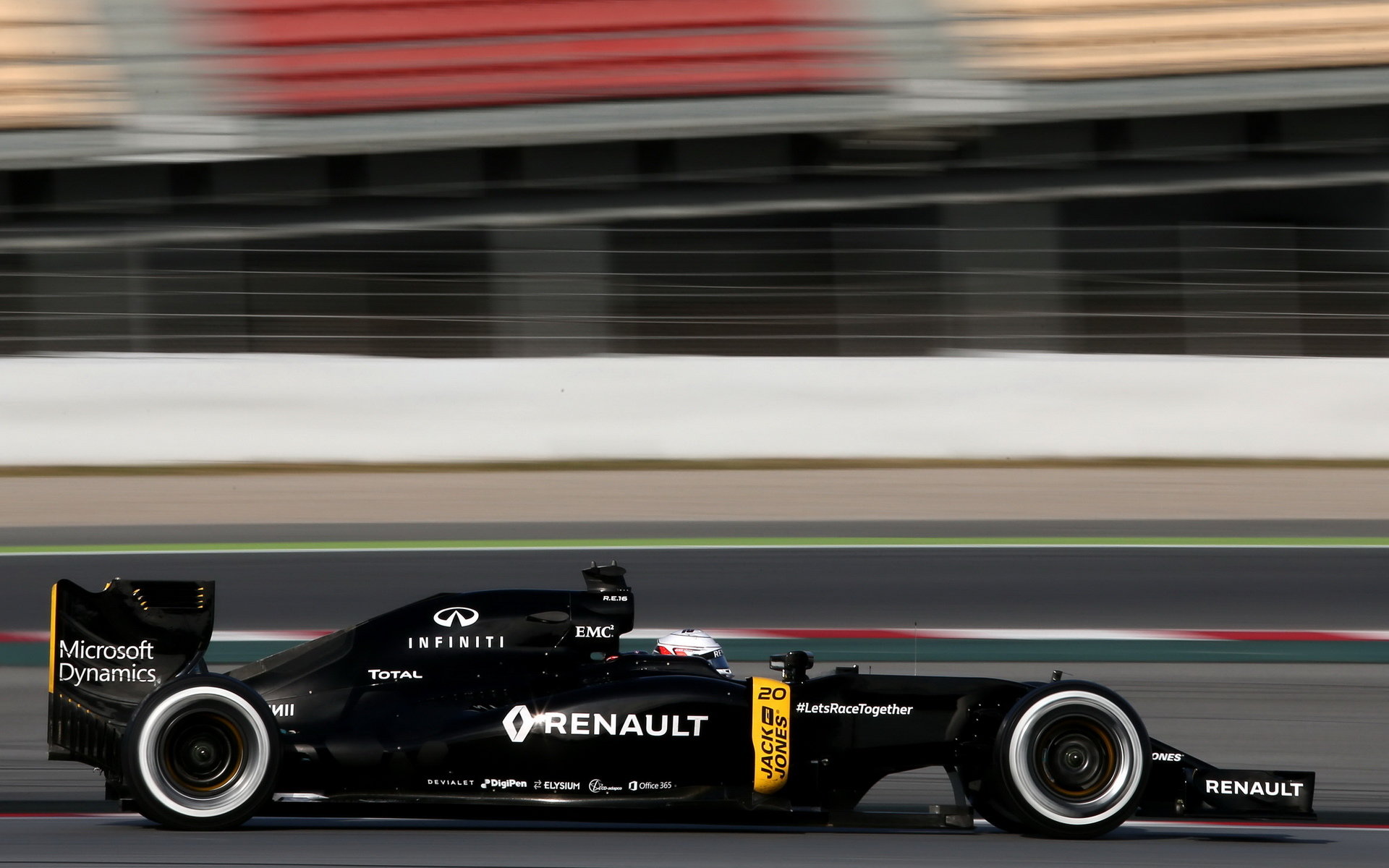 Kevin Magnussen při posledních předsezónních testech v Barceloně s novým vozem Renault RS16