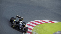 Kevin Magnussen při posledních předsezónních testech v Barceloně s novým vozem Renault RS16