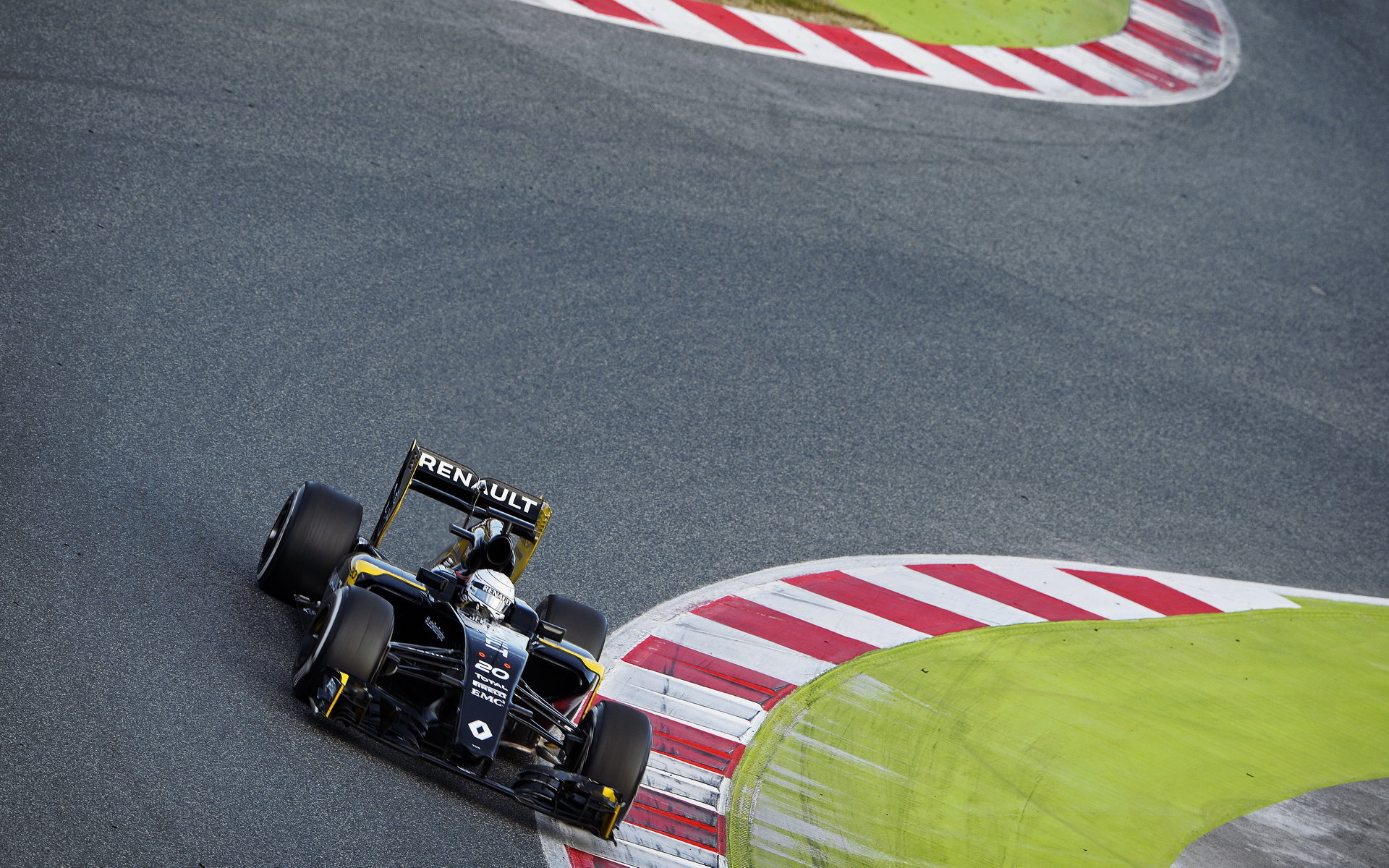 Kevin Magnussen při posledních předsezónních testech v Barceloně s novým vozem Renault RS16