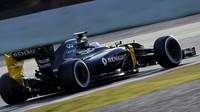 Kevin Magnussen při posledních předsezónních testech v Barceloně s novým vozem Renault RS16