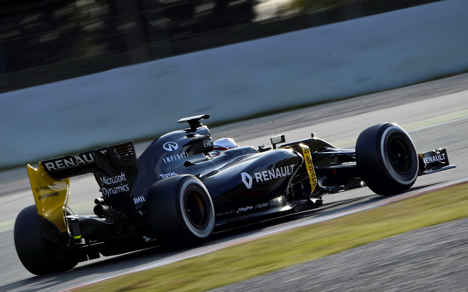 Kevin Magnussen při posledních předsezónních testech v Barceloně s novým vozem Renault RS16