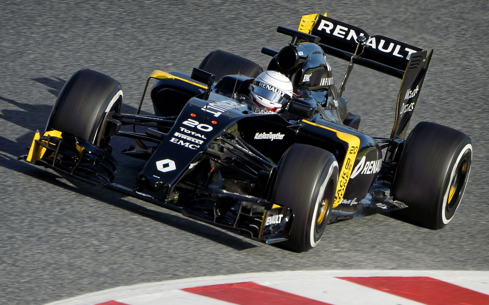 Kevin Magnussen během předsezónních testů v Barceloně s Renaultem v dočasném černém zbarvení