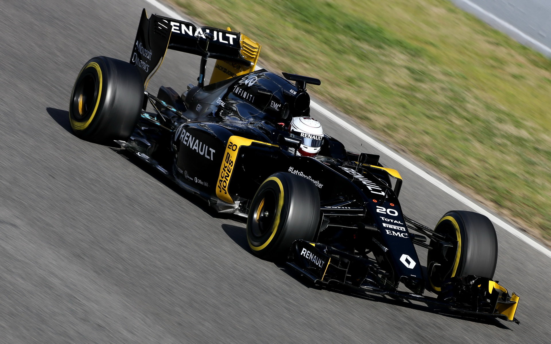 Kevin Magnussen při posledních předsezónních testech v Barceloně s novým vozem Renault RS16