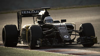 Kevin Magnussen při posledních předsezónních testech v Barceloně s novým vozem Renault RS16