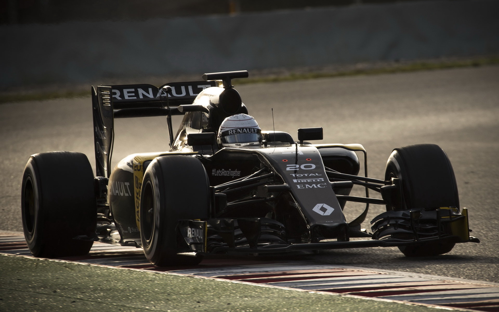 Kevin Magnussen při posledních předsezónních testech v Barceloně s novým vozem Renault RS16