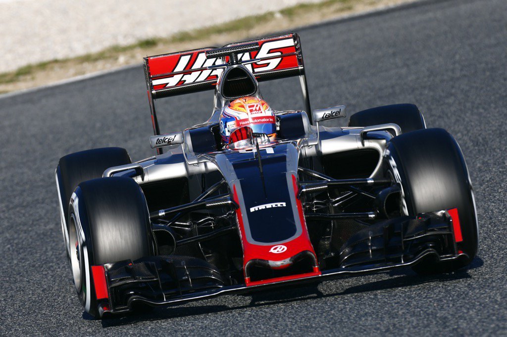 Romain Grosjean s vozem Haas VF-16 při druhých testech v Barceloně