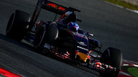 Max Verstappen při posledních předsezónních testech v Barceloně s novým vozem Toro Rosso STR11 - Ferrari