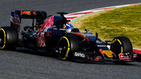 Max Verstappen při posledních předsezónních testech v Barceloně s novým vozem Toro Rosso STR11 - Ferrari