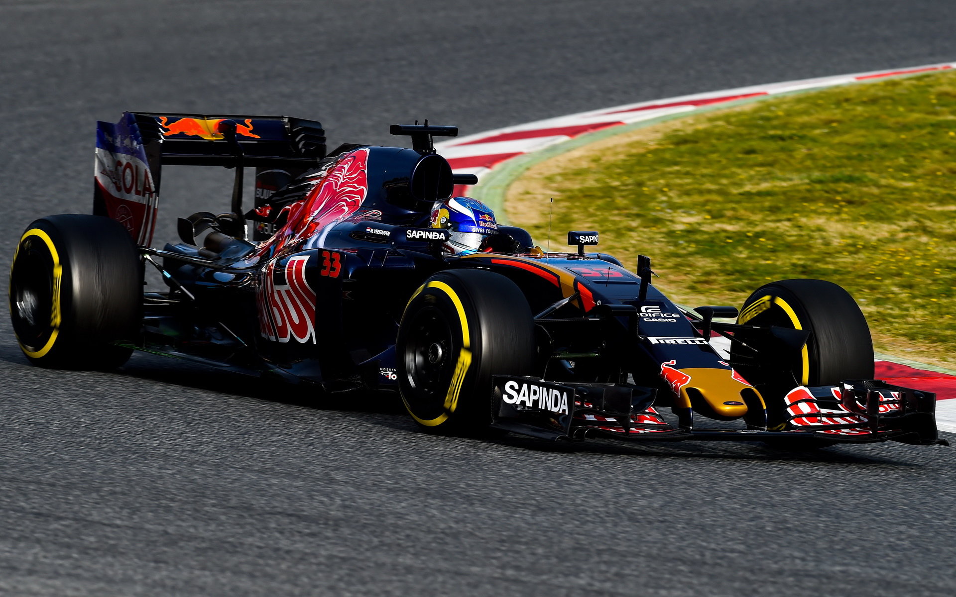 Max Verstappen při posledních předsezónních testech v Barceloně s novým vozem Toro Rosso STR11 - Ferrari