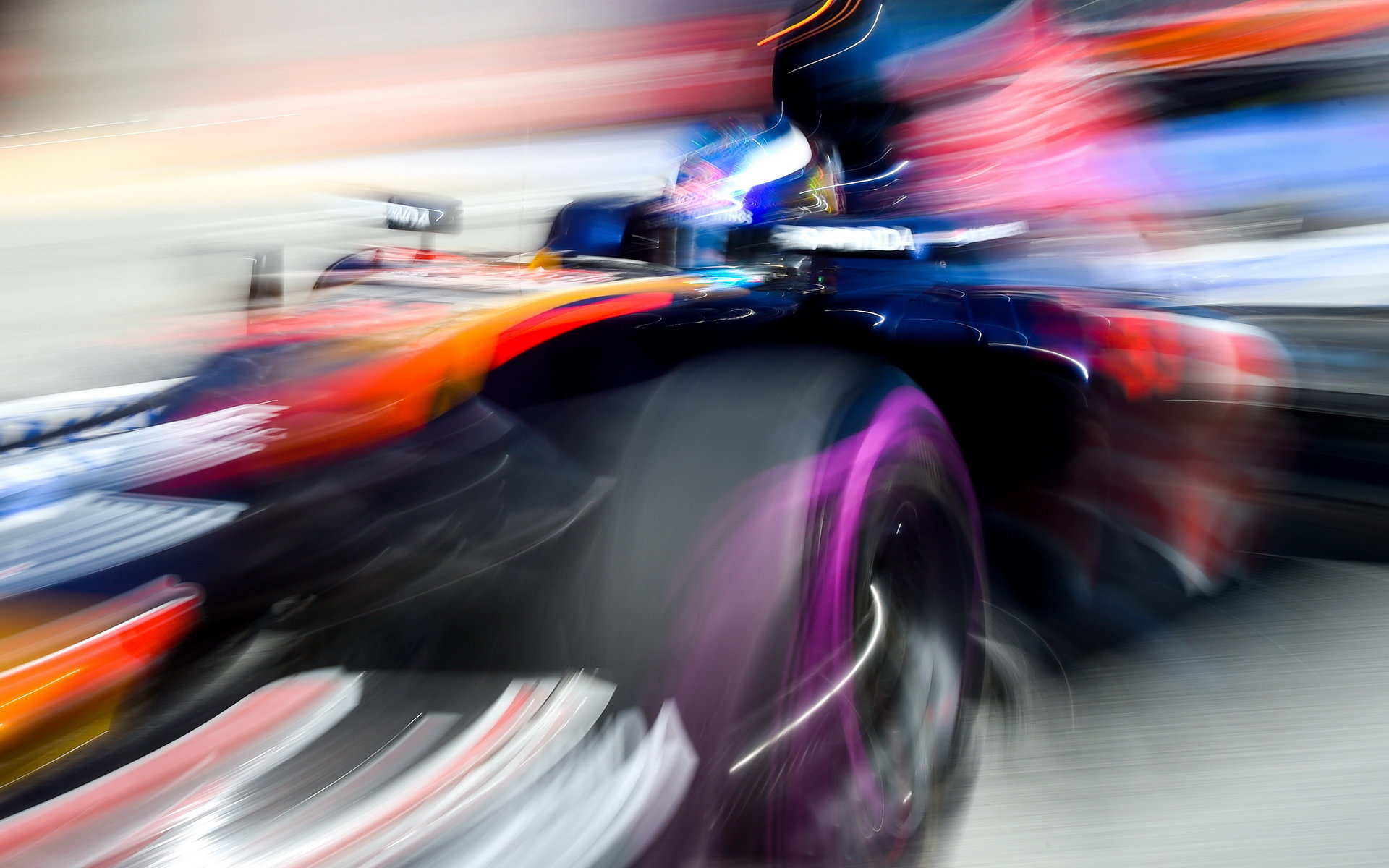 Max Verstappen s vozem Toro Rosso a ultra-měkkými pneumatikami