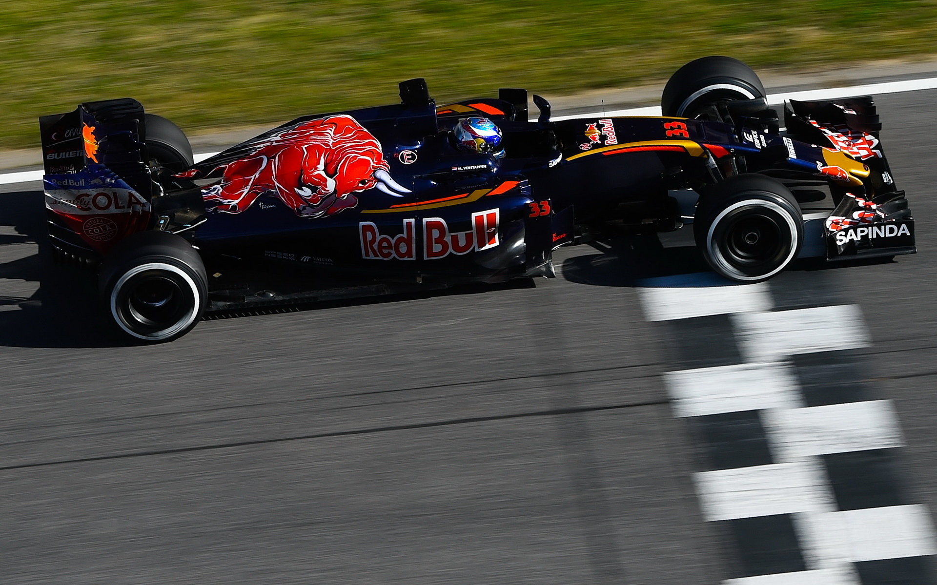 Max Verstappen při posledních předsezónních testech v Barceloně s novým vozem Toro Rosso STR11 - Ferrari