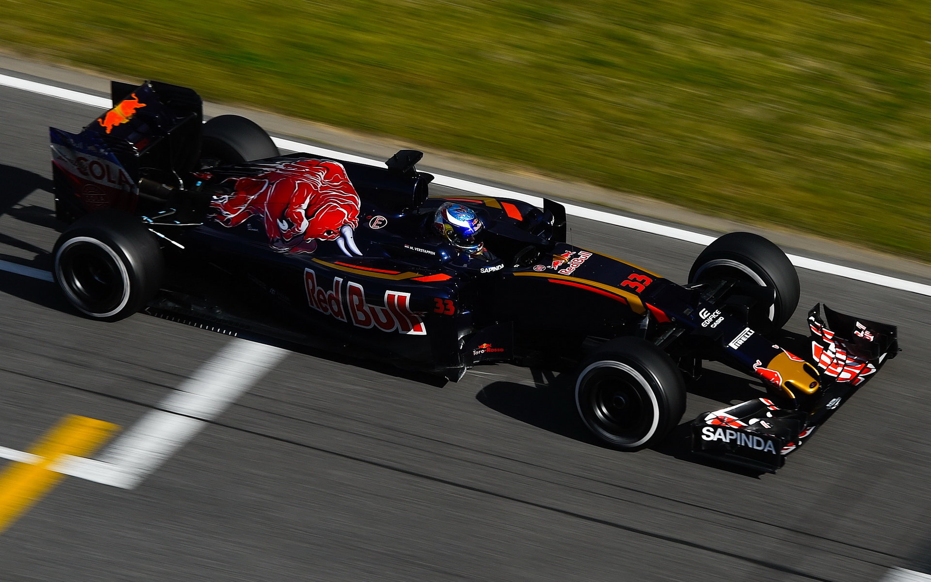 Max Verstappen při posledních předsezónních testech v Barceloně s novým vozem Toro Rosso STR11 - Ferrari