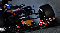 Max Verstappen prudce brzdí při testech v Barceloně