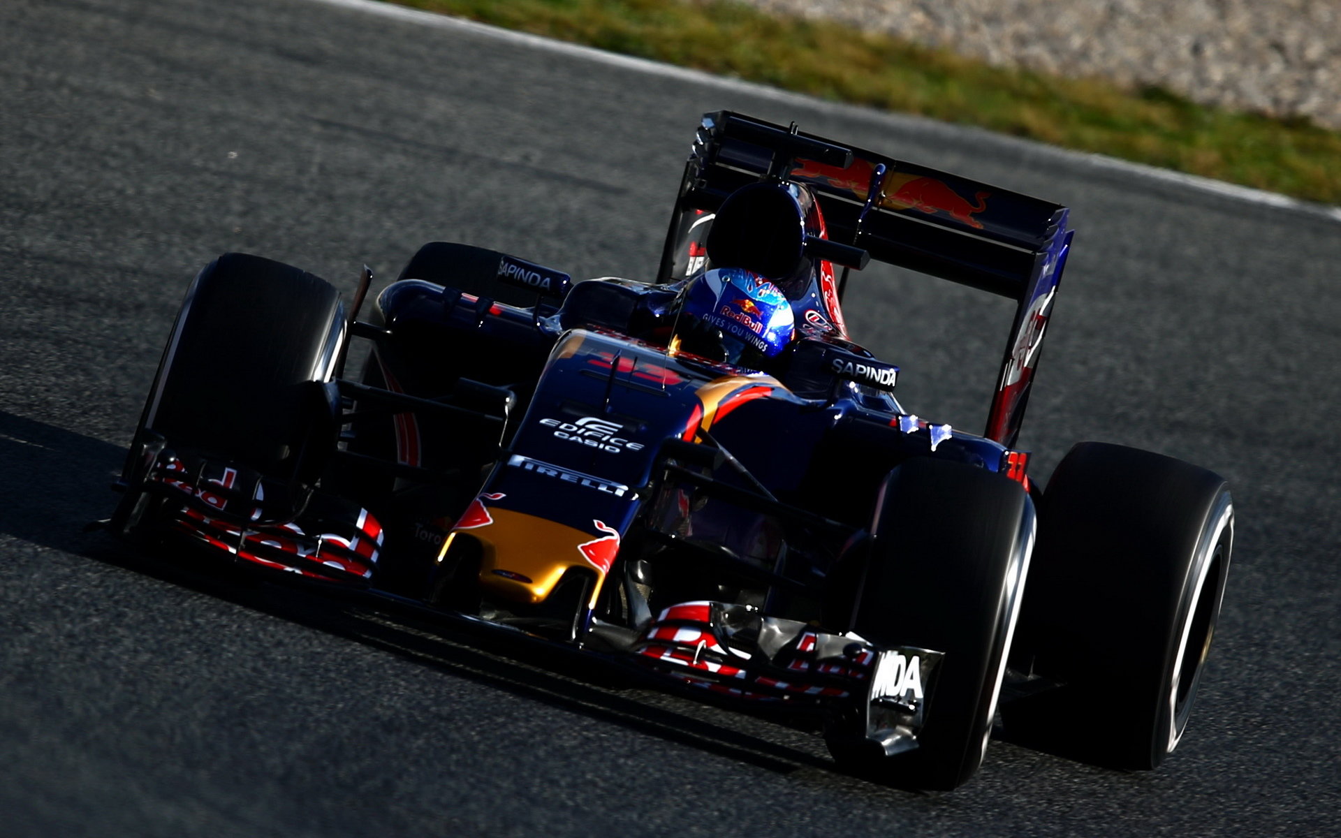 Max Verstappen při posledních předsezónních testech v Barceloně s novým vozem Toro Rosso STR11 - Ferrari