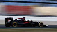 Fernando Alonso s McLarenem MP4-31 poháněným Hondou při druhých testech v Barceloně