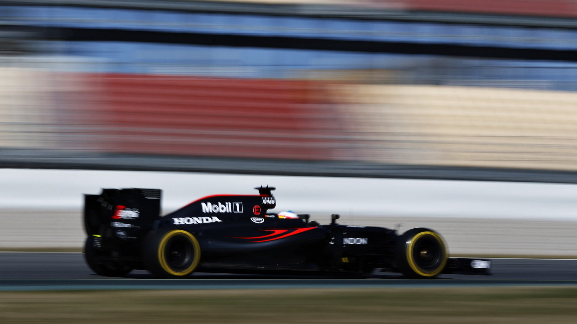 Fernando Alonso s McLarenem MP4-31 poháněným Hondou při druhých testech v Barceloně