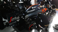 Fernando Alonso s McLarenem MP4-31 poháněným Hondou při druhých testech v Barceloně