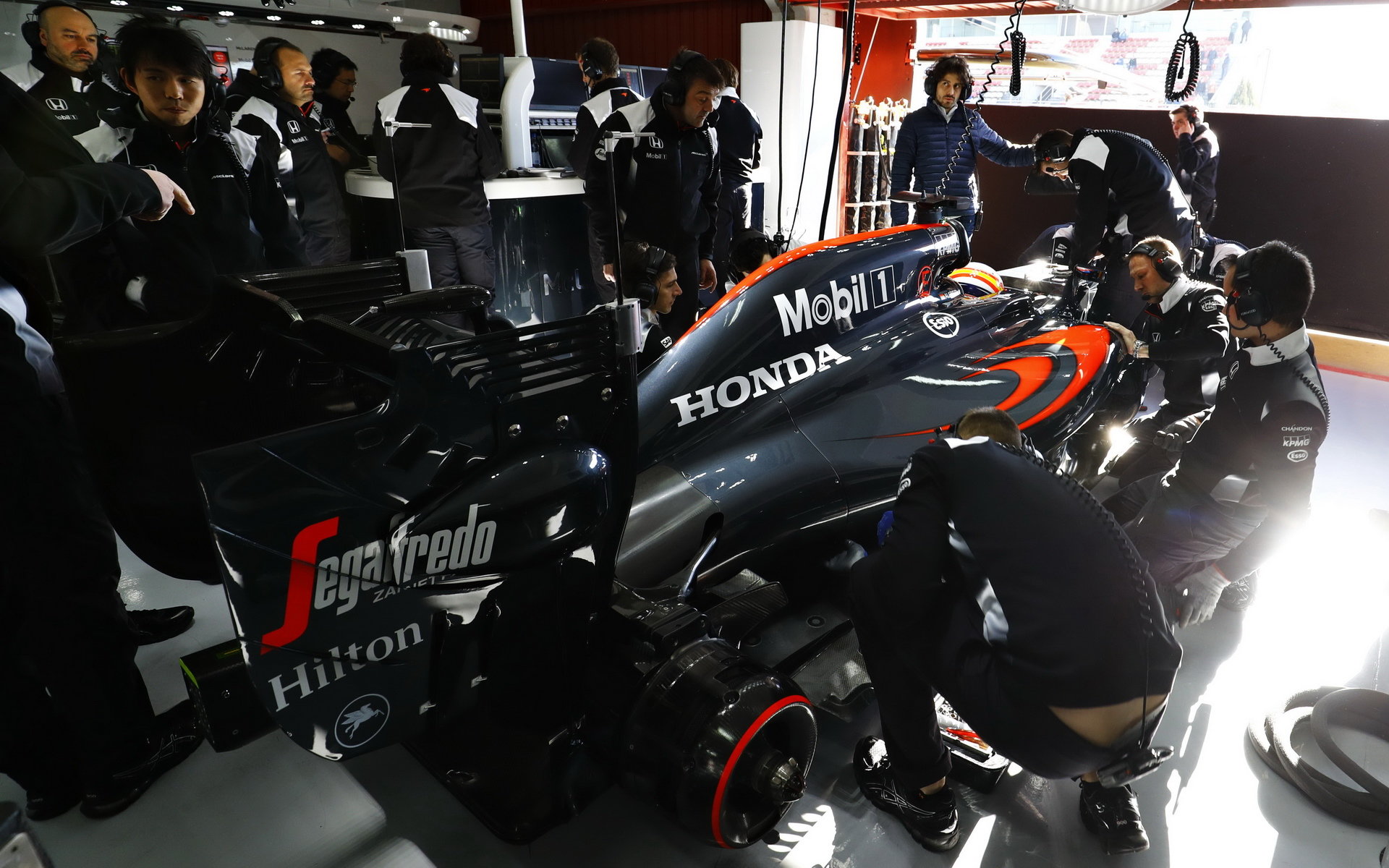 Fernando Alonso s McLarenem MP4-31 poháněným Hondou při druhých testech v Barceloně