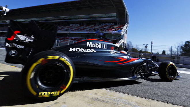 Fernando Alonso s McLarenem MP4-31 poháněným Hondou při testech v Barceloně