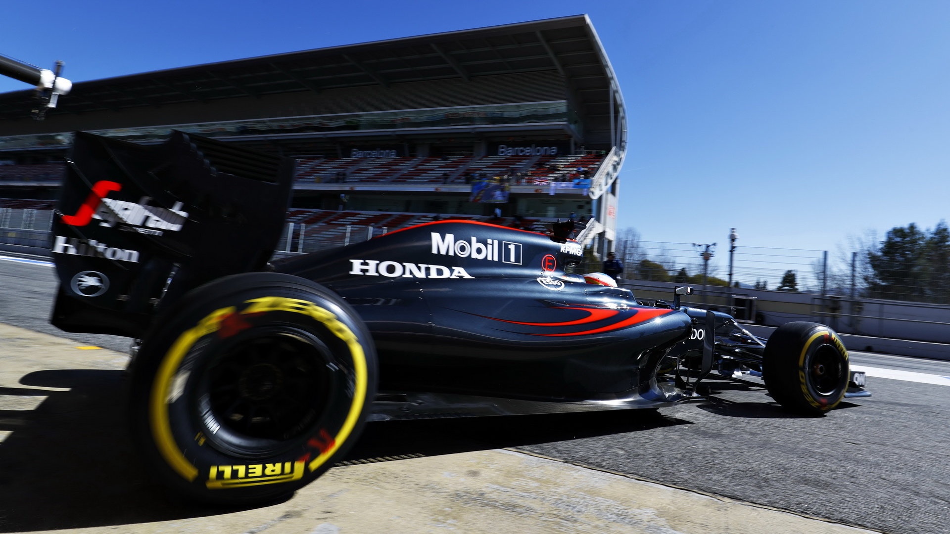 Fernando Alonso s McLarenem MP4-31 poháněným Hondou při druhých testech v Barceloně
