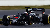 Fernando Alonso s McLarenem MP4-31 poháněným Hondou při druhých testech v Barceloně