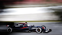 Jenson Button s McLarenem MP4-31 poháněným Hondou při druhých testech v Barceloně