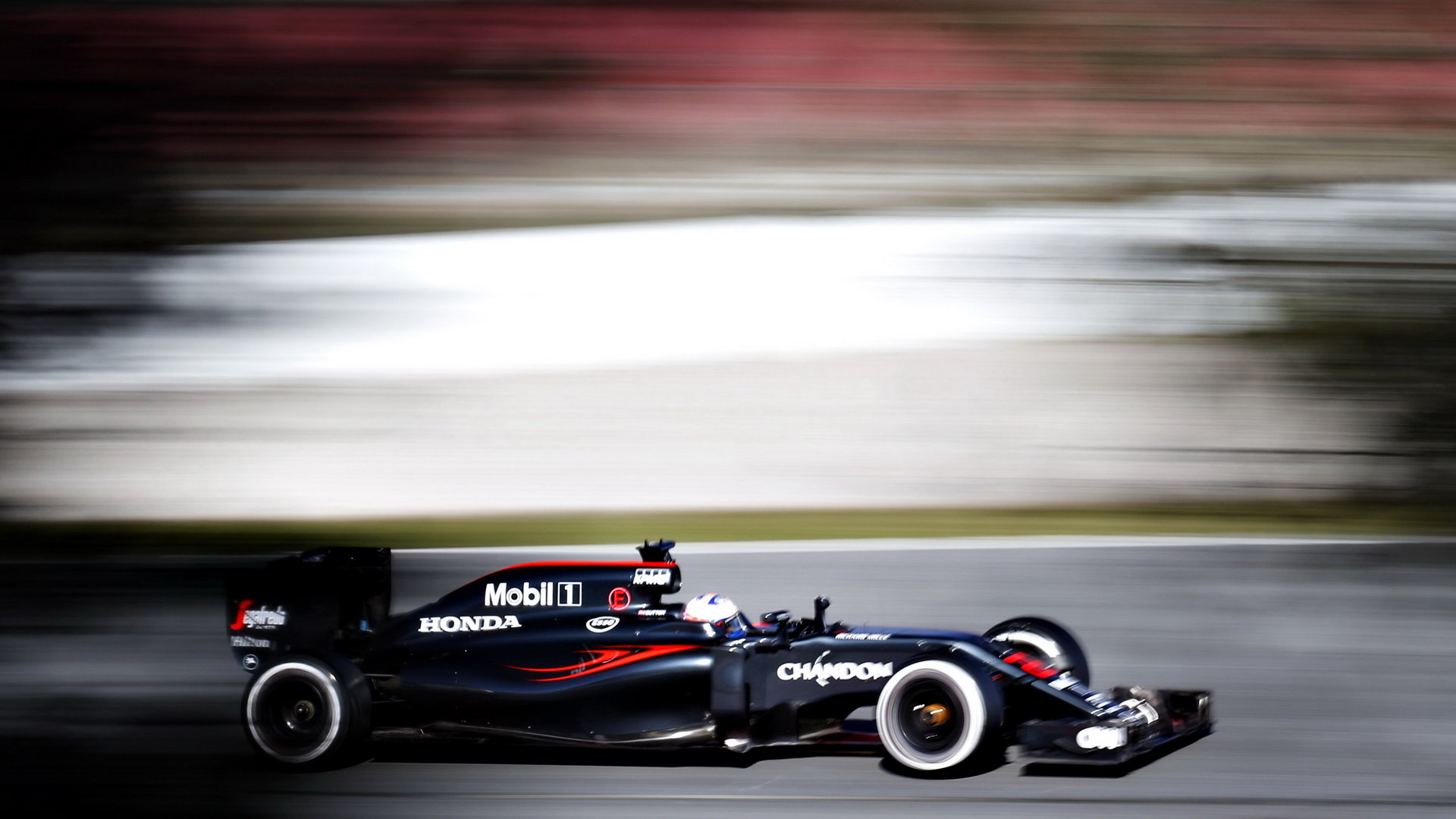 Jenson Button s McLarenem MP4-31 poháněným Hondou při druhých testech v Barceloně