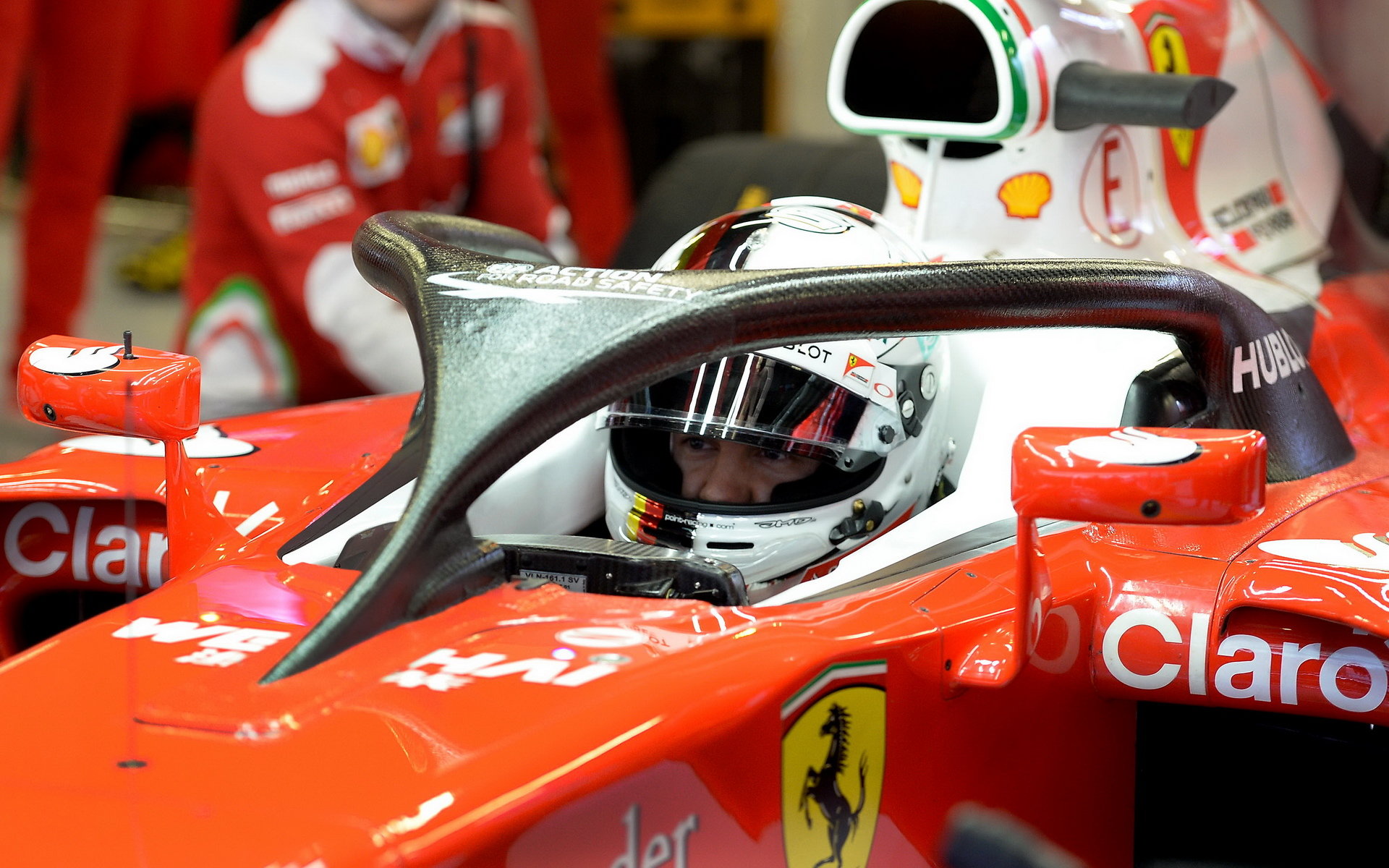 Sebastian Vettel při posledních předsezónních testech v Barceloně s ochranou kokpitu