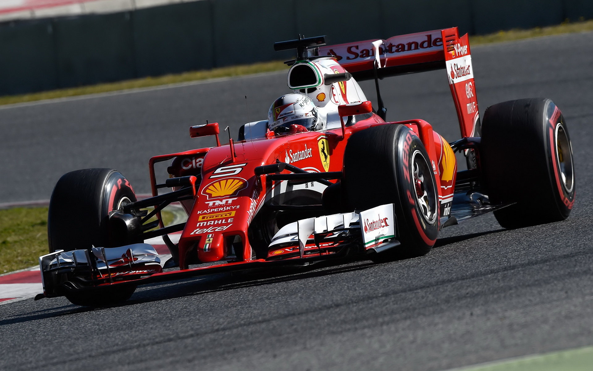 Sebastian Vettel při posledních předsezónních testech v Barceloně s novým vozem Ferrari SF16-H