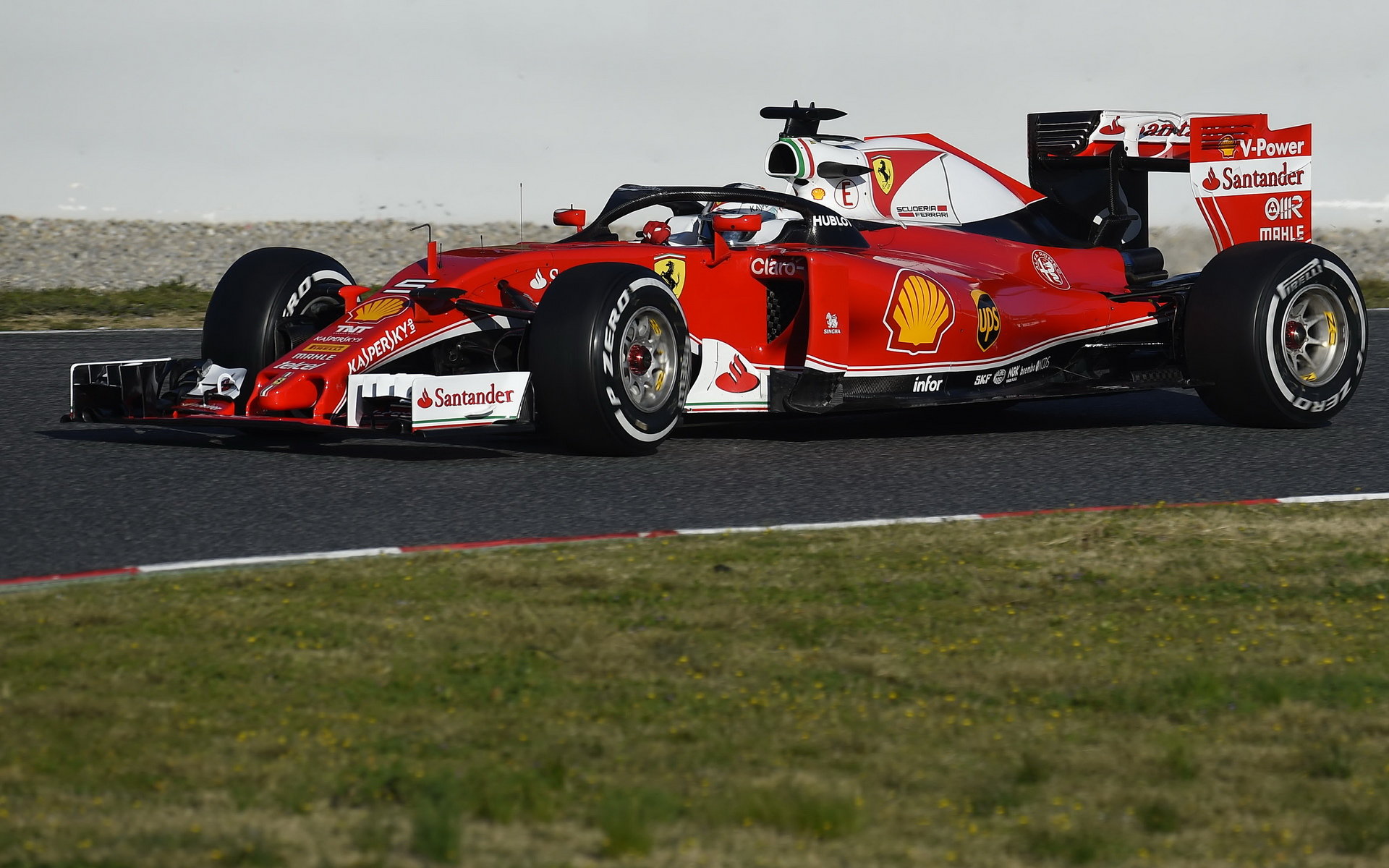 Sebastian Vettel při posledních předsezónních testech v Barceloně s novým vozem Ferrari SF16-H