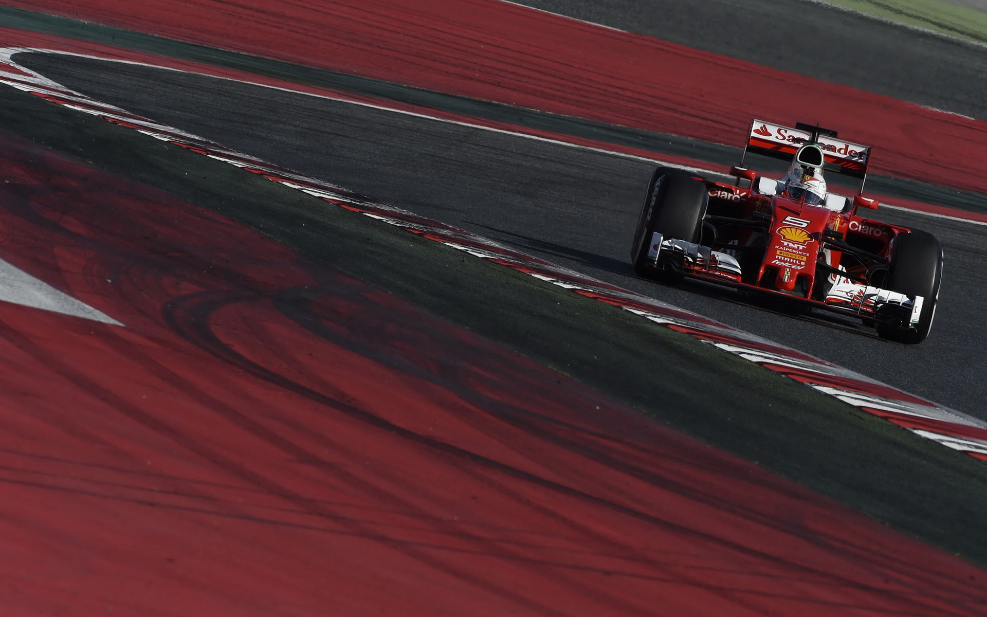 Sebastian Vettel při posledních předsezónních testech v Barceloně s novým vozem Ferrari SF16-H