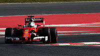 Sebastian Vettel při posledních předsezónních testech v Barceloně s novým vozem Ferrari SF16-H