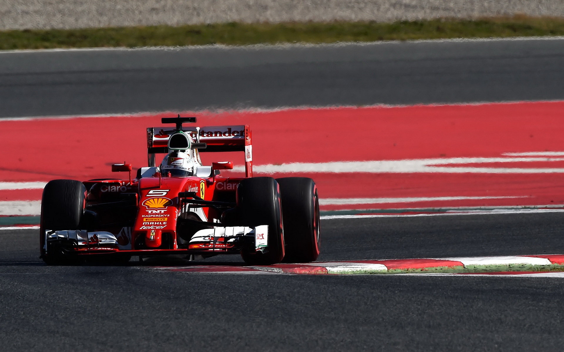 Sebastian Vettel při posledních předsezónních testech v Barceloně s novým vozem Ferrari SF16-H