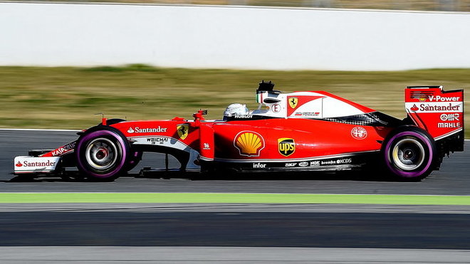 Sebastian Vettel při posledních předsezónních testech v Barceloně na ultra-měkké směsi pneumatik