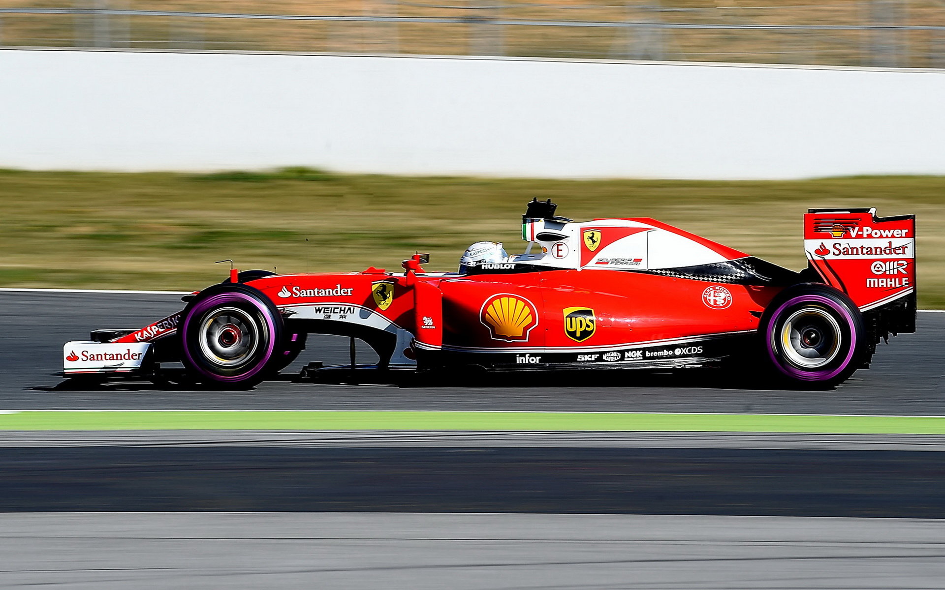 Sebastian Vettel při posledních předsezónních testech v Barceloně na ultra-měkké směsi pneumatik