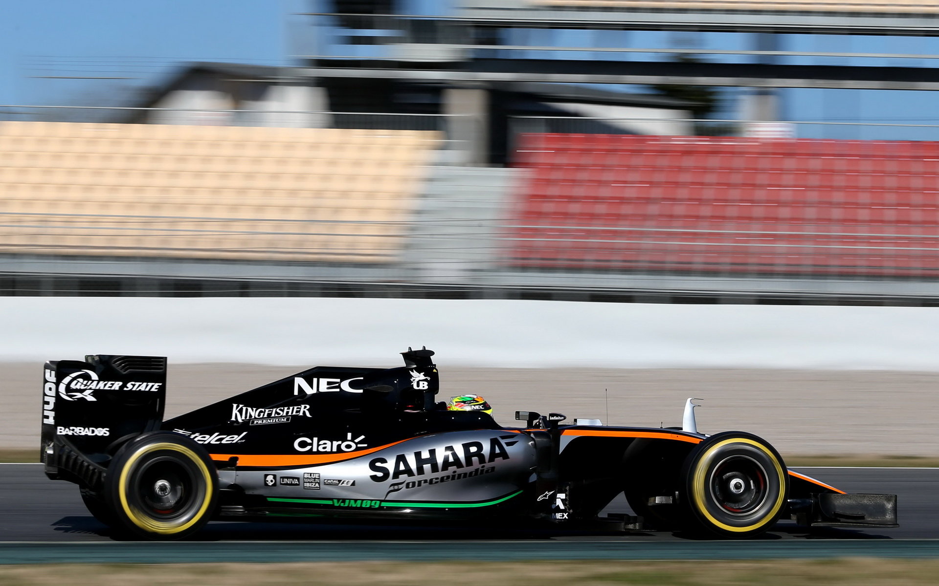 Sergio Pérez při posledních předsezónních testech v Barceloně s novým vozem Force India VJM09 - Mercedes